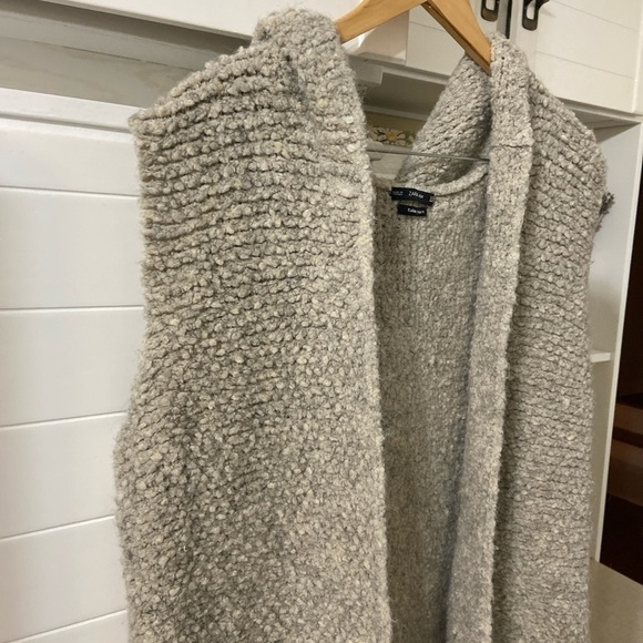 Grey Oversized Knit Sweater Vest by Zara - Picture 2 of 7